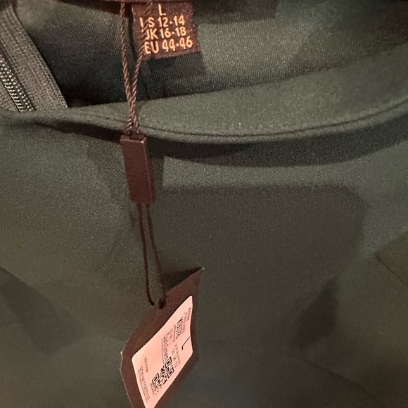 Elegant Green Off-Shoulder Dress - Picture 6 of 16